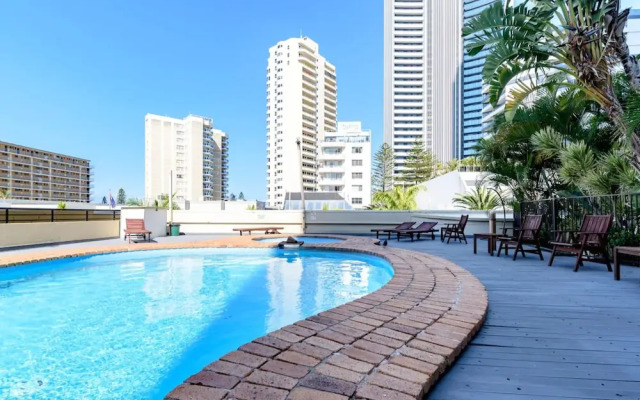 Bright 2 Bedroom Apartment in the Heart of Surfer's Paradise