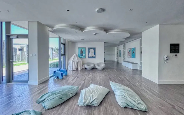 Bright 2BR in top Creek Rise Tower