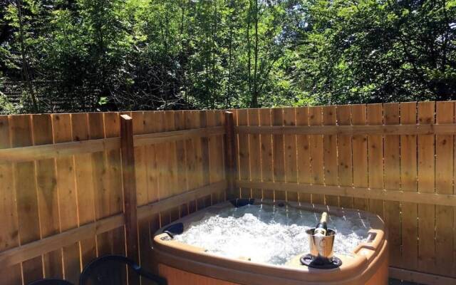 Prancing Hare Lodge Hot Tub