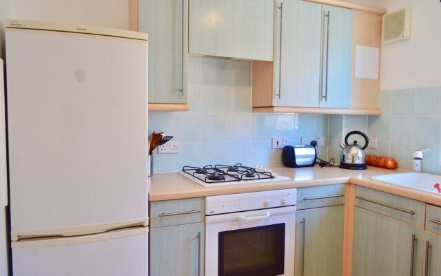 Modern Two Bedroom Flat in Leith