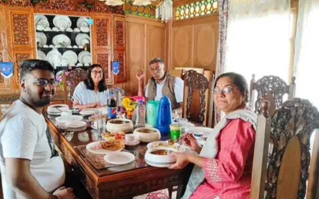 New minar group of houseboats