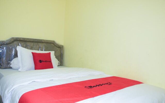 Kostel Arya Putri by RedDoorz