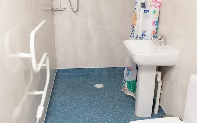 1 Bedroom Apartment by Gloucester Road