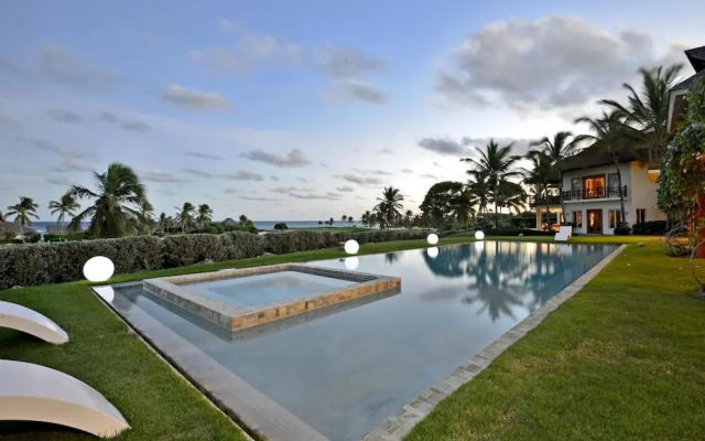 Ocean View 5-bedroom Fully Staffed Tropical Villa