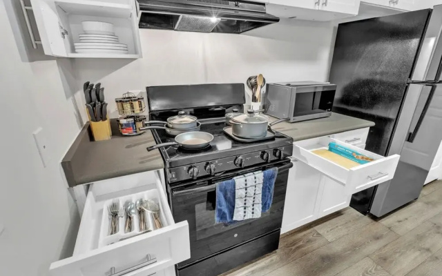 Upscale 1BR Suite to Downtown Raleigh