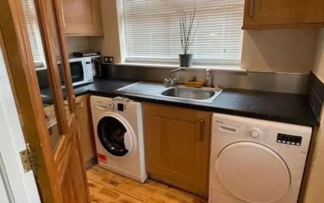 Charming House With Garden - Sleeps 6 & Parking