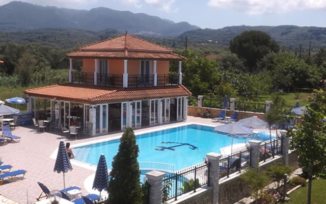 Makis Studios & Apartments