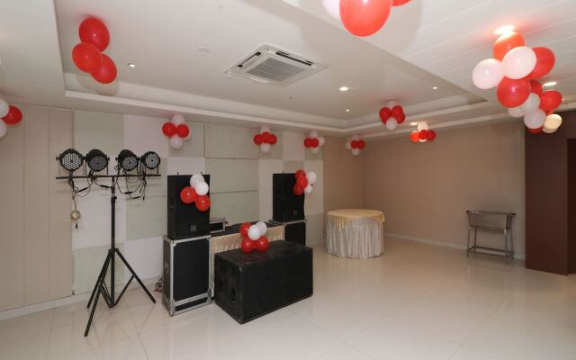 OYO 13616 Hotel Gala Galaxy
