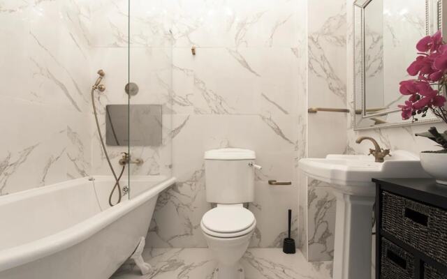 4-bed Flat in West London, Sleeps 8, 8 min to Tube