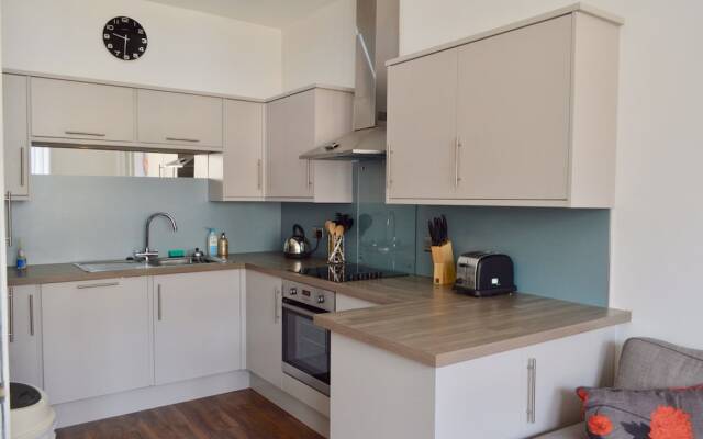 Spacious 3 Bedroom West End Flat