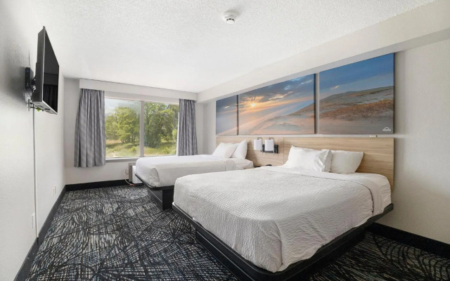 Days Inn & Suites by Wyndham Norton Shores/Muskegon