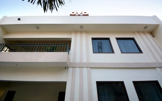 D S Royal Guest House b y OYO Rooms