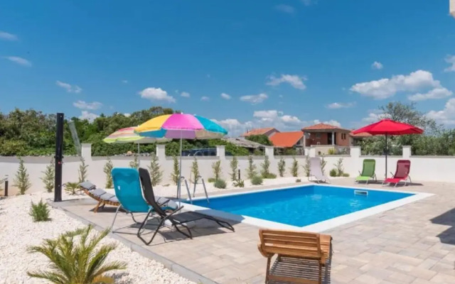Villa Sunrise With Outdoor Pool