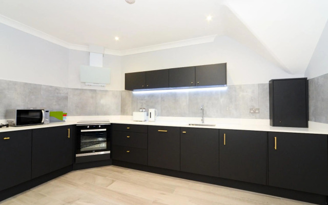 Amazing Apartment near Bournemouth, Poole & Sandbanks - WiFi & Netflix - Newly Renovated! Great Location!