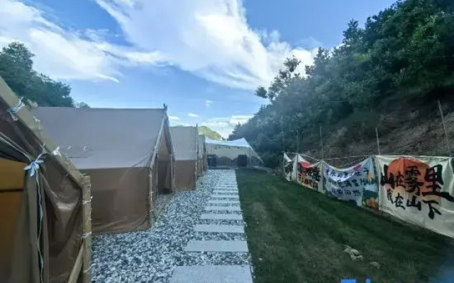 Wuling Mountain's Shouyuzirangjingba Guesthouse
