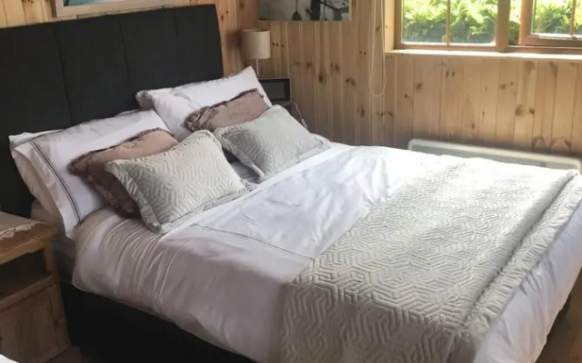 Cosy Countryside Log Cabin
