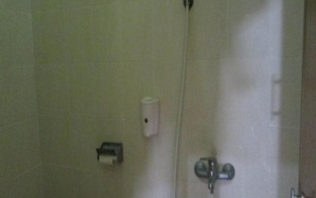 Wisma Red Hotel – Bathroom – Makassar