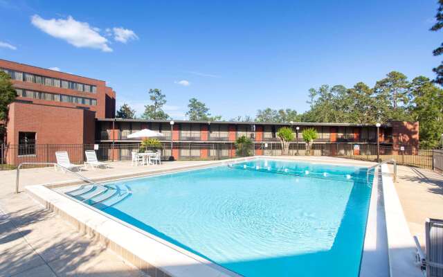 Days Inn & Suites by Wyndham Tallahassee Conf Center I-10