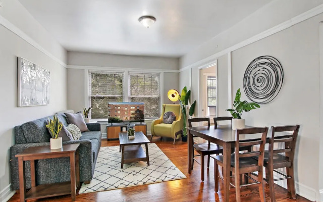 Modern & Stylish 3BR Apt in Rogers Park