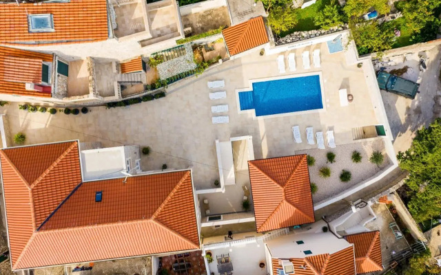Residence & Pool Villa Schwarz Suites