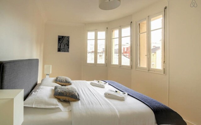 Spacious and Bright Apartment in Levallois