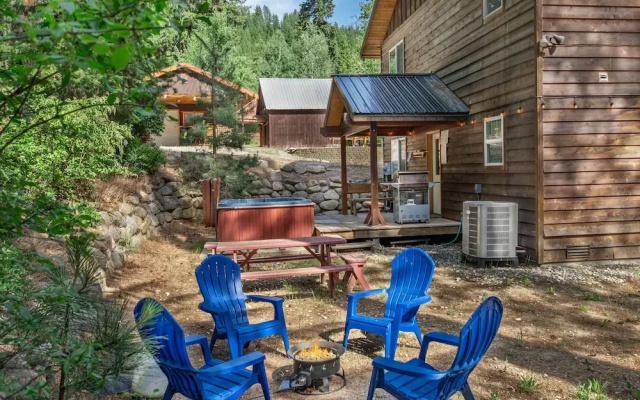 Just Plain Getaway 3 Bedroom Home by NW Comfy Cabins by RedAwning