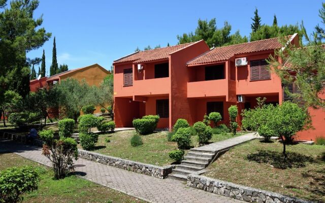 Tidy Apartment With Wifi, 4 km From City of Trogir