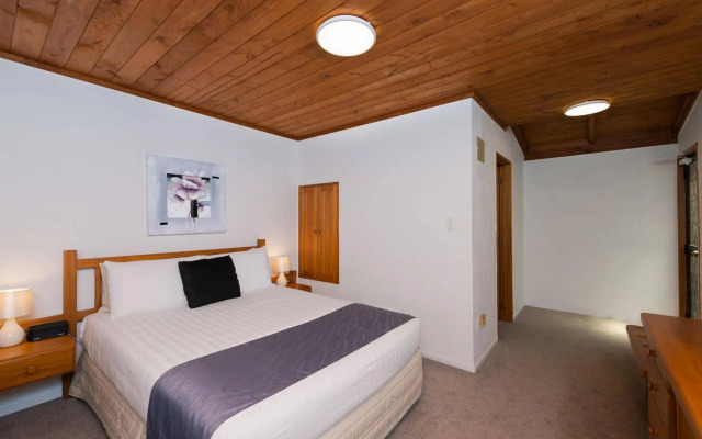 Swiss Chalet Lodge Motel