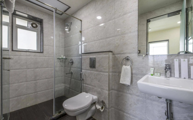 OYO 16703 Hotel The Platinum