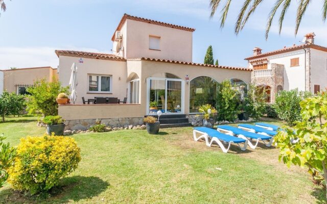 Fantastic Villa For 6 People With Communal Pool In Vilacolum