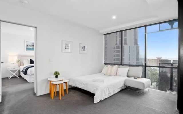 Scenic View 2 Bedroom Apartment - Pools, Gym and Secure Parking – Guest Rooms – Gold Coast