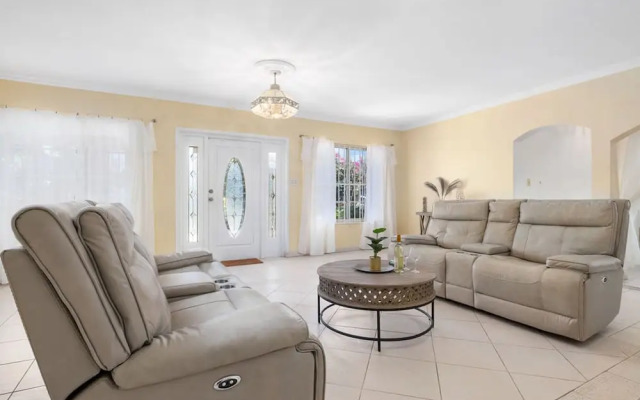 Cozy Central 4br3ba Home w Pvt Pool Largegarden