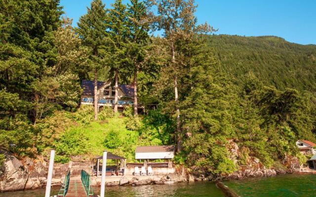 The Overlook, Luxury Lakeside Home with Dock