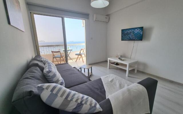 Super Modern Beachfront 1 bedroom - sleeps 4