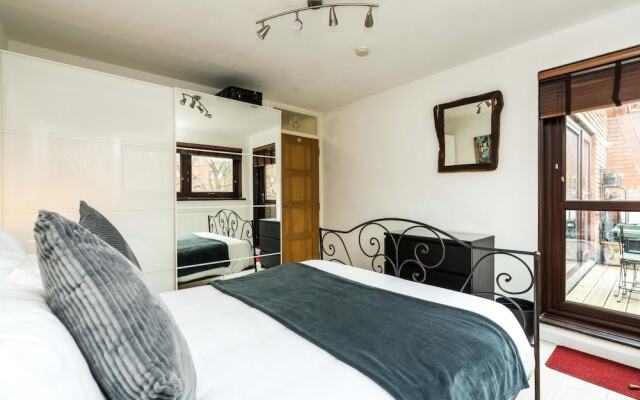 Luxury Islington Apartment with Balcony