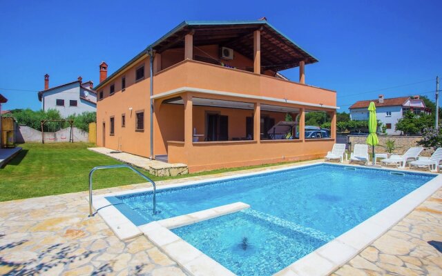 Two Bedrooms Ground Floor Apartment With Private Pool and Garden Near Pula