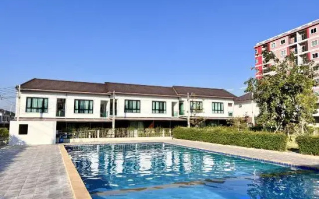 Pattaya Tay  Emperor Holiday townhouse