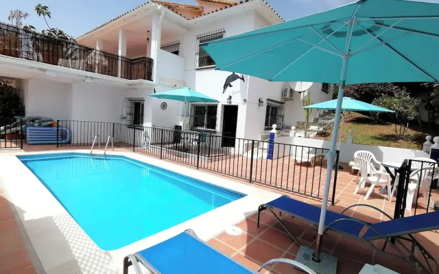 2 Bed Villa - Sleeps 5 - Private Pool & Garden