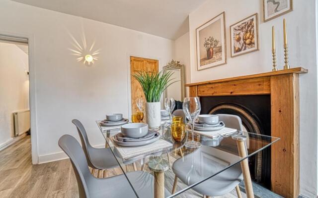 Stylish 2 Bedroom House with Patio