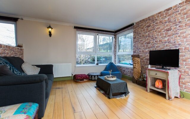 Charming 2BR Flat for 4 Overlooking Holyrood Park