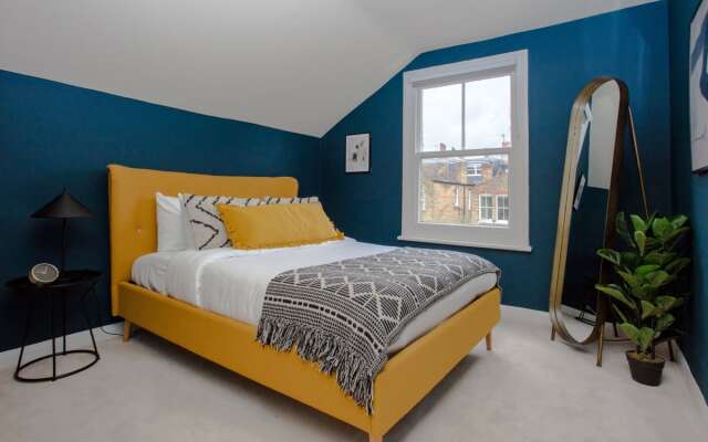 The Crescent Moon - Elegant 1BDR Flat