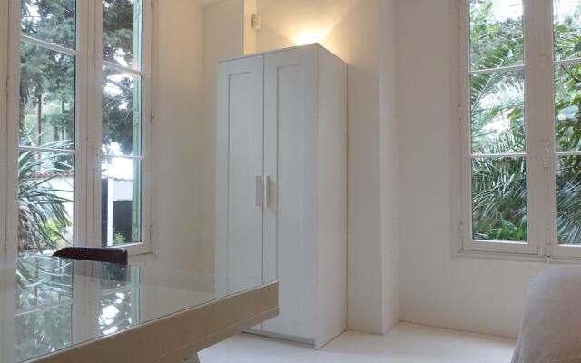 Fashionable House Flat with Garden