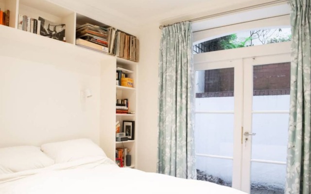 Beautiful 2 Bedroom Flat In Holland Park