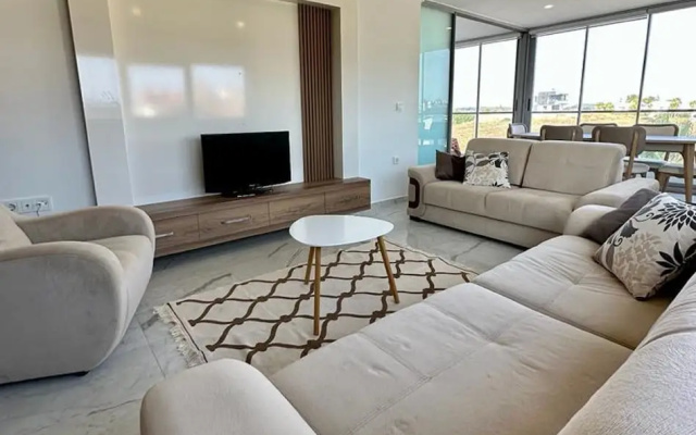 Babylon 40 - 2 bed Private Home Sleeps Up To 6 Close to Everything