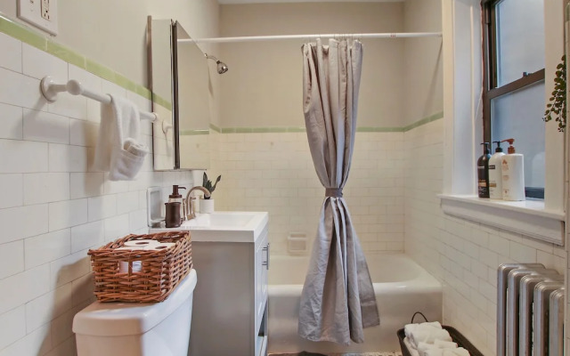 Classic & Charming 2BR Apt in Lincoln
