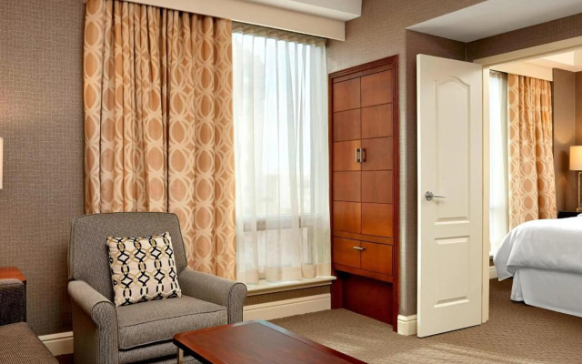 Sheraton Suites Calgary Eau Claire - Image 6