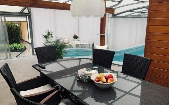 Apartament z prywatnym, krytym basenem