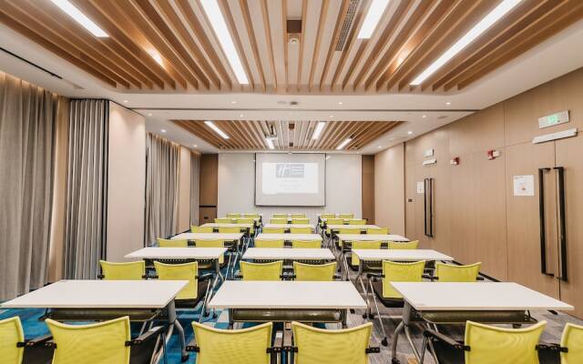 Holiday Inn Express Taizhou Cmc