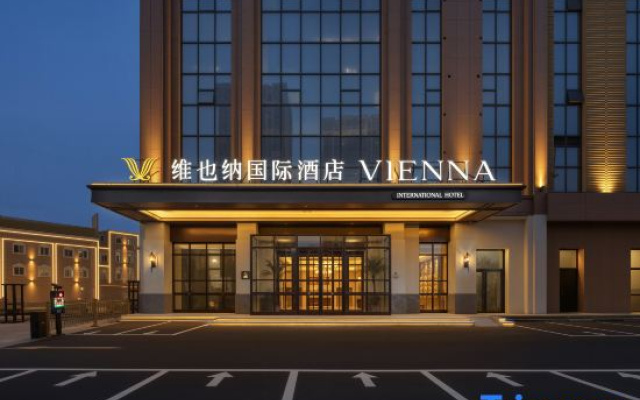 Vienna International Hotel (Cixian Zhongsheng Guomao Square – China Cizhou Kiln Museum Branch) — 4-star hotel in Handan