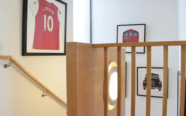 Spacious 2 Bedroom Penthouse in Islington